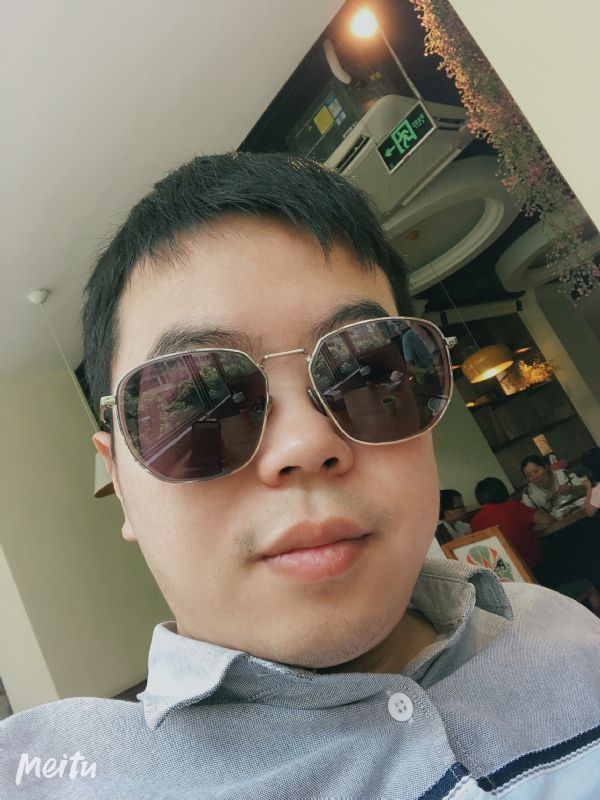 月台等路人的第一张照片--漳州相亲服务中心