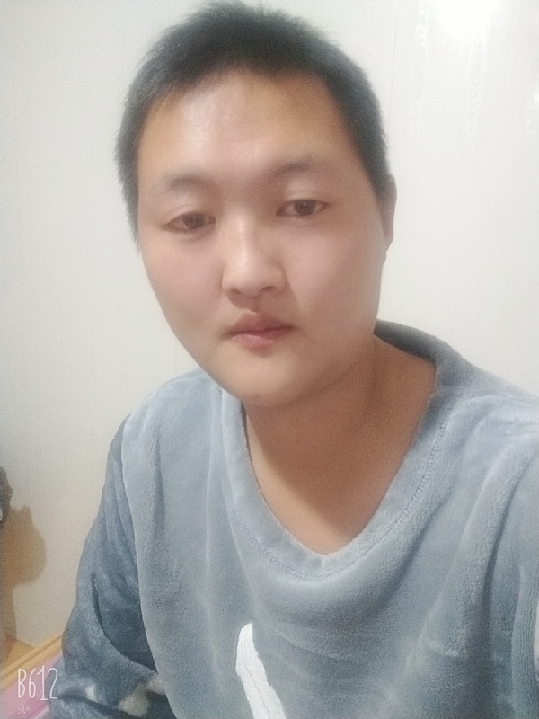 烟圈里透着伤的第二张照片--漳州相亲服务中心
