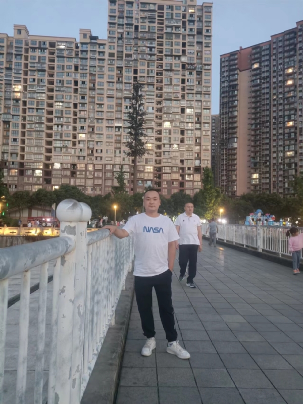 寂寞的男人的第一张照片--漳州相亲服务中心