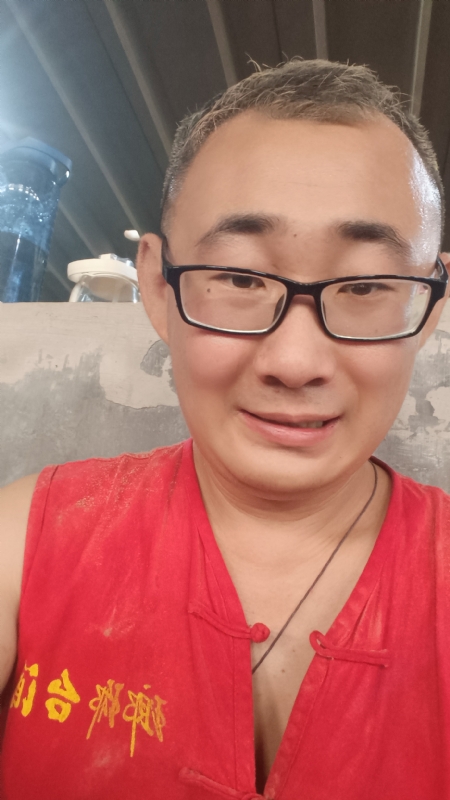 黑黑一笑的第二张照片--漳州相亲服务中心