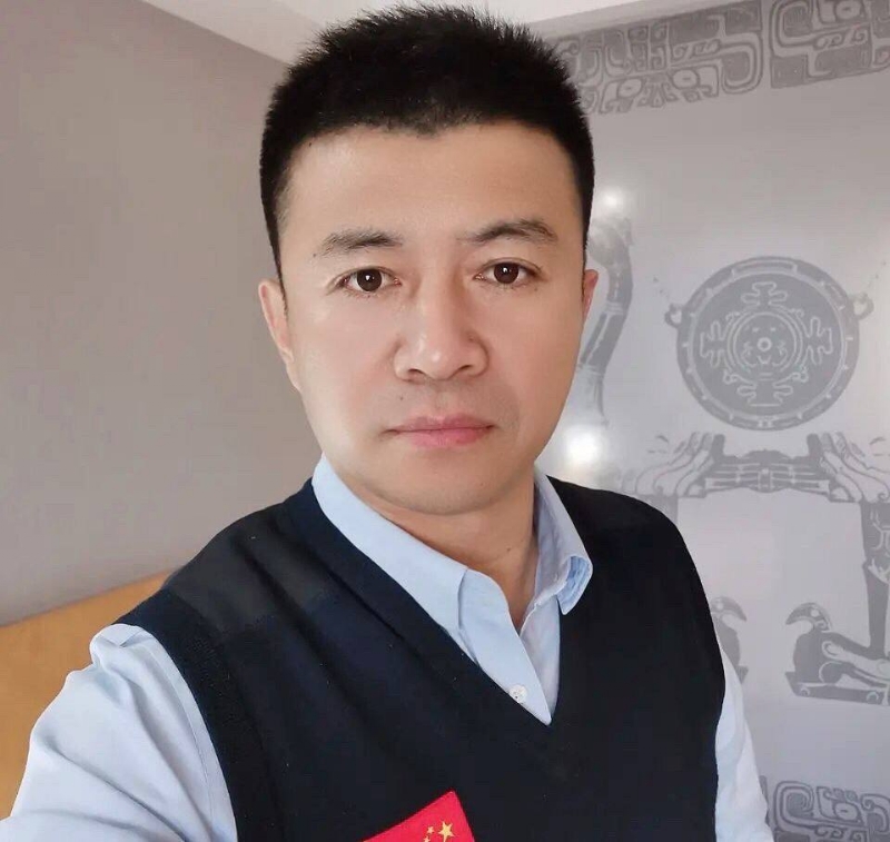 生在红旗下的第一张照片--漳州相亲服务中心